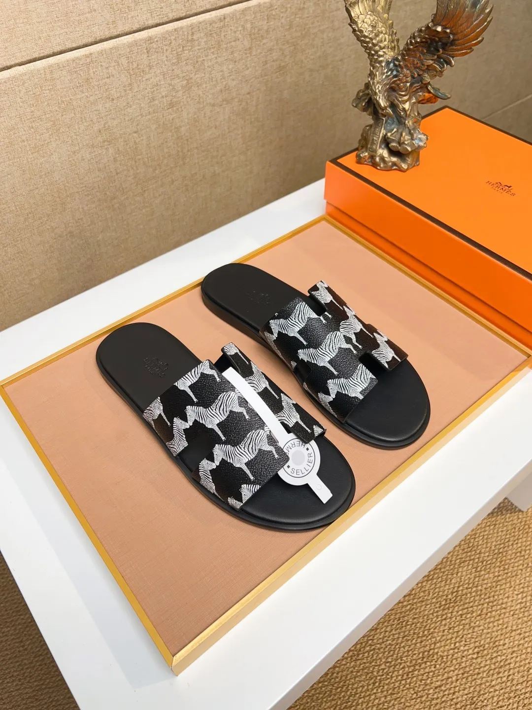Men's clothing and shoes 💰280 💅💅💅 new arrival. Hermes Hermes official website latest counter synchronized new oran color leather H slippers, the original Paris version flew back to the original model and opened the mold to make it perfectly🍌The highest quality Sincerity, you can enter and leave the counter at will [Deyi] The upper is made of original customized  colored palm prints, crocodile print, ostrich print, colored cow leather, colored cow suede, 🤔 horse hair, 🥳 colored diamonds, 🥰 3D printing, and other genuine leather slippers, imported cow pattern foot pad lining, Italian  latest original genuine leather combination outsole Code number: 38-48 (customized at 46.47.48) Can be made into picture combination sole with genuine leather pattern and ordinary molded outsole